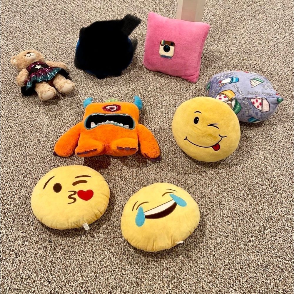 Bundle of  7 kids pillows!!!!!!